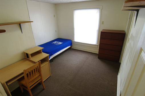 460 Lowes - Bedroom